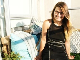 jacquieetmicheltv – We pick up Laura, 18, at the exit of a store!