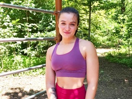 jacquieetmicheltv – Claire, 22 years old, very sporty coach!