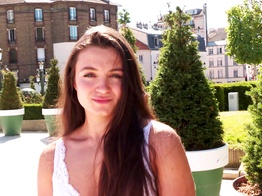 jacquieetmicheltv – Claire, 22, the shock encounter with Elena, 27!
