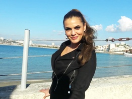 jacquieetmicheltv – Claudia wants to be the center of attention!