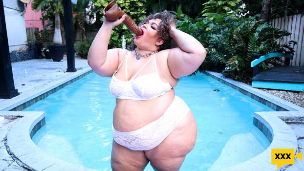 Plumper Pass – Vicky Plush – Wet Dildo Action