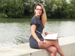 jacquieetmicheltv – Mélanie’s reading plan falls apart …