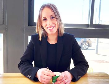 jacquieetmicheltv – Elodie, 25, veterinary student in Marseille!