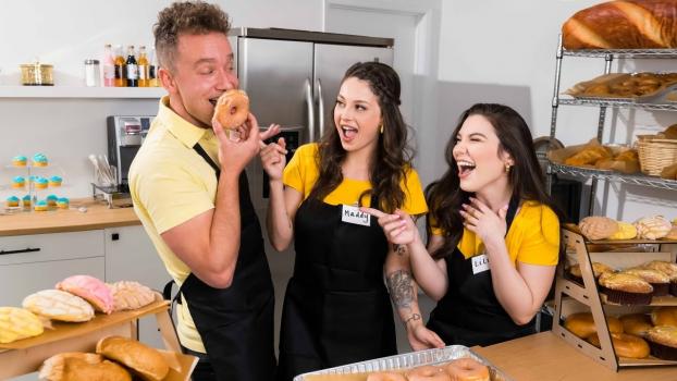 Brazzers Exxtra – Maddy May & Lily Lou – Biz Up Front Party In The Back