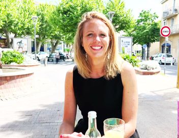 jacquieetmicheltv – Julie, 30 years old, executive assistant in Lyon!