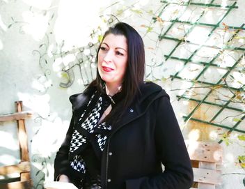 jacquieetmicheltv – Yvanna, 35, trainer of competition horses!