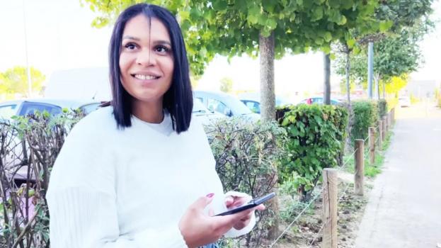 jacquieetmicheltv – Laya, 25, ready-to-wear saleswoman!