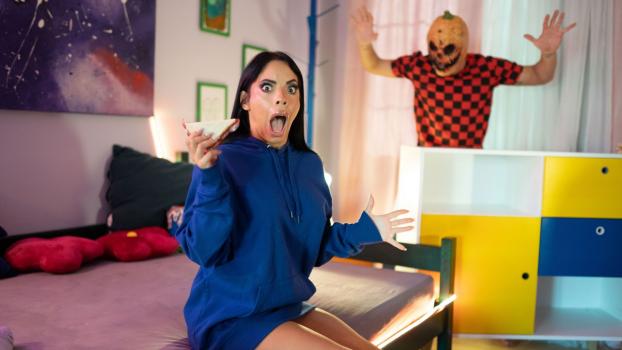 FakehubOriginals – Megan Fiore - Housemates Halloween Prank