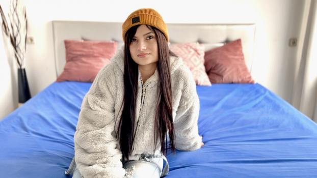Hot young lady caught – Tiny