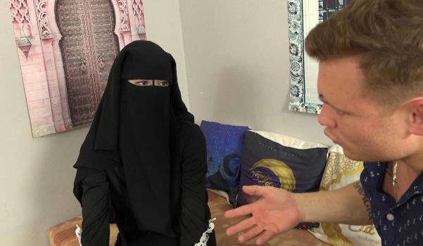SexWithMuslims – Valerie Moon – Niqab babe needs to learn Czech – E243