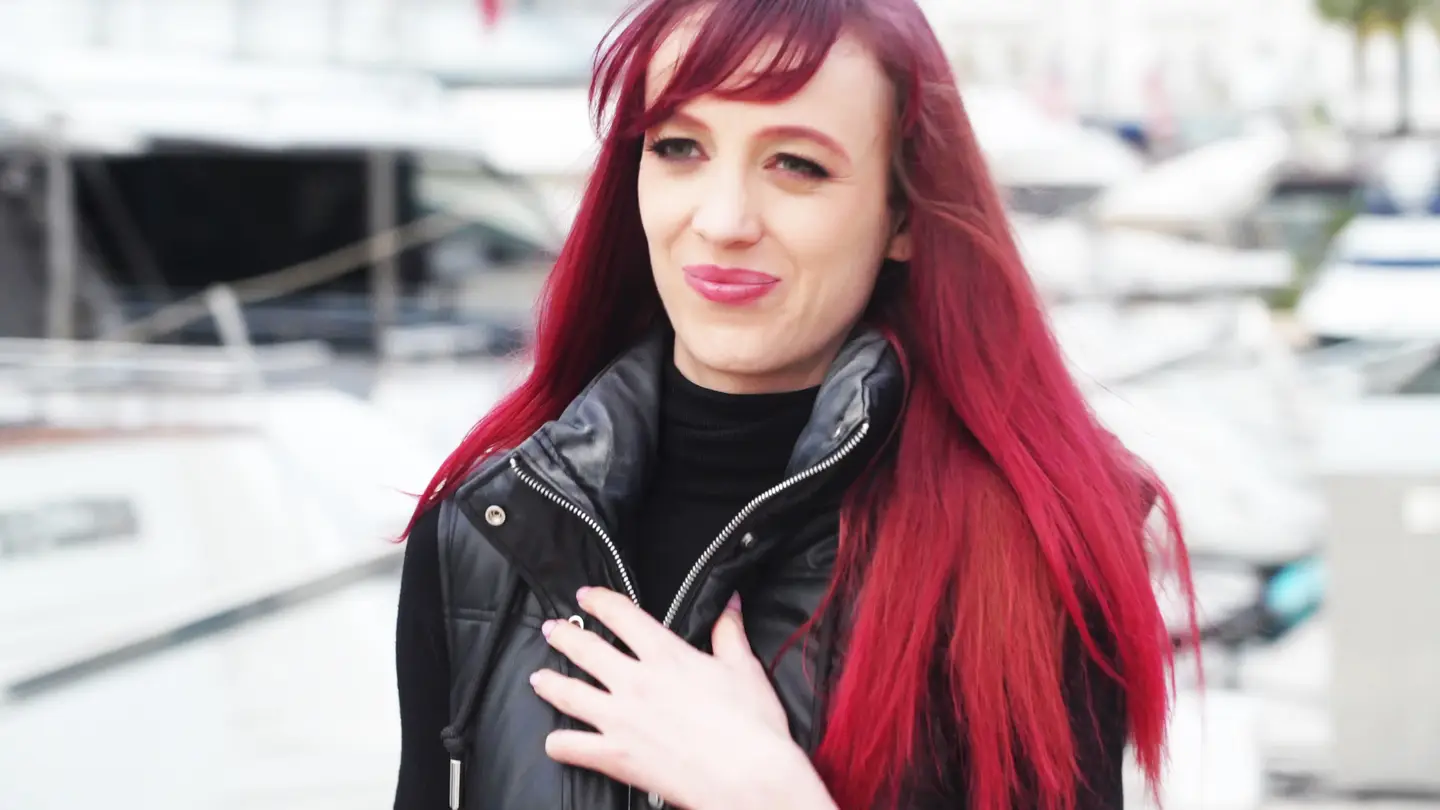 jacquieetmicheltv – Luna, 30, offers the services of two handsome stallions!