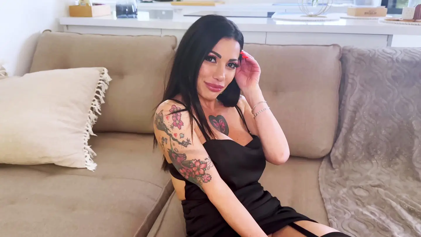 jacquieetmicheltv – Hot Priscilla needs two fire hoses!