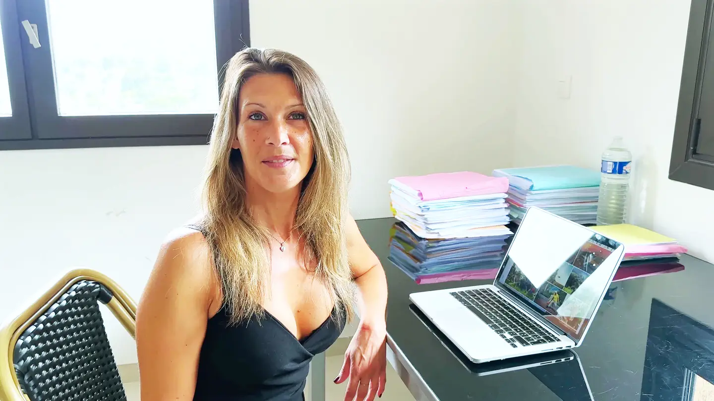 jacquieetmicheltv – Milena, 40, assistant photographer!