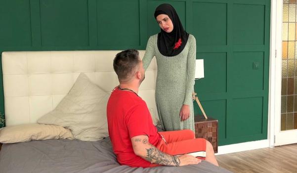 SexWithMuslims – Macarena Lewis – A woman in hijab needs to use both holes