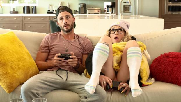 HotGirlsGame – Susie Stellar – Gamer Girl Suprise