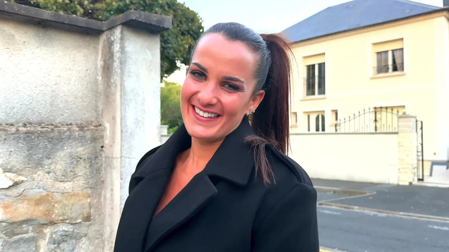 jacquieetmicheltv – Amy, 37 years old, very naughty lawyer!