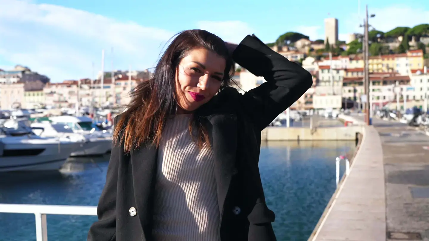 jacquieetmicheltv – Gwen, 27 years old, ambitious in every way!