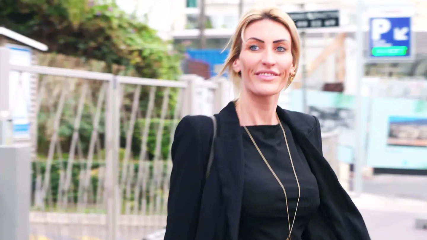 jacquieetmicheltv – Anouk, 30 years old, psychologist!