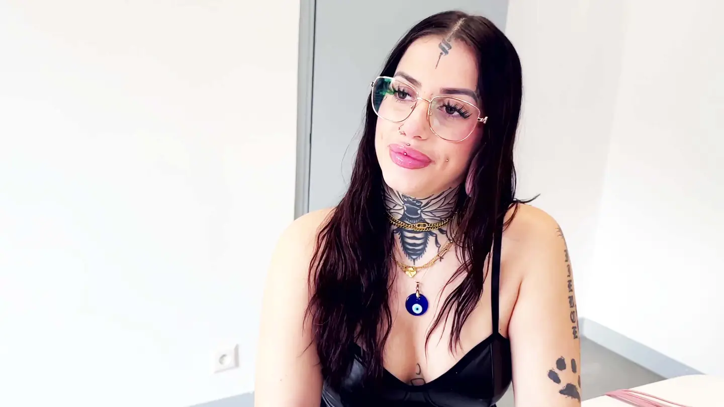 jacquieetmicheltv – Laeticia prefers a private fucking lesson!