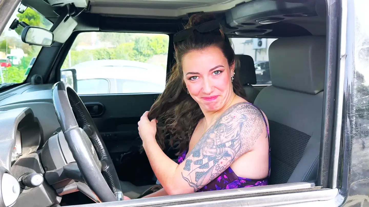 jacquieetmicheltv – Livia displays her immoderate taste for women!