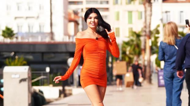 jacquieetmicheltv – Luna, 25 years old, from Antwerp!