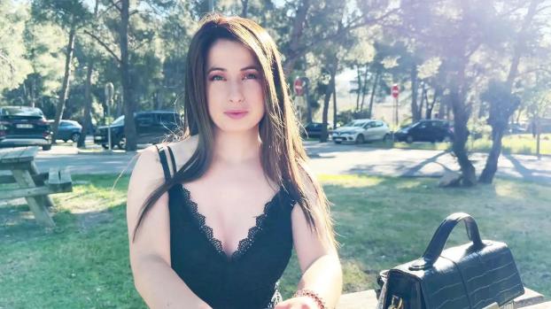 jacquieetmicheltv – Paola, 25, dreamed of being surrounded by two guys!